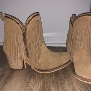 Ankle Boots with fringe.